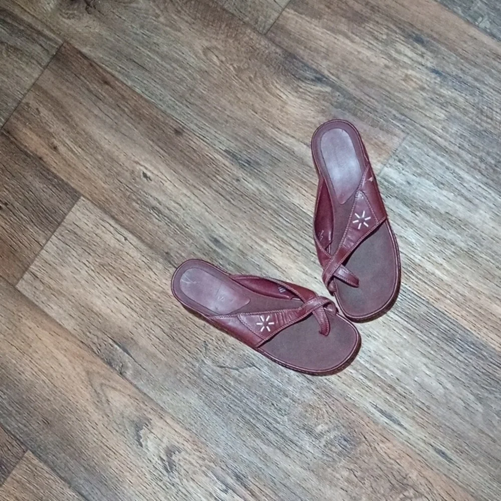 Brown Sandals with Y-Shaped Strap and Flexible Sole leather peeling on left shoe